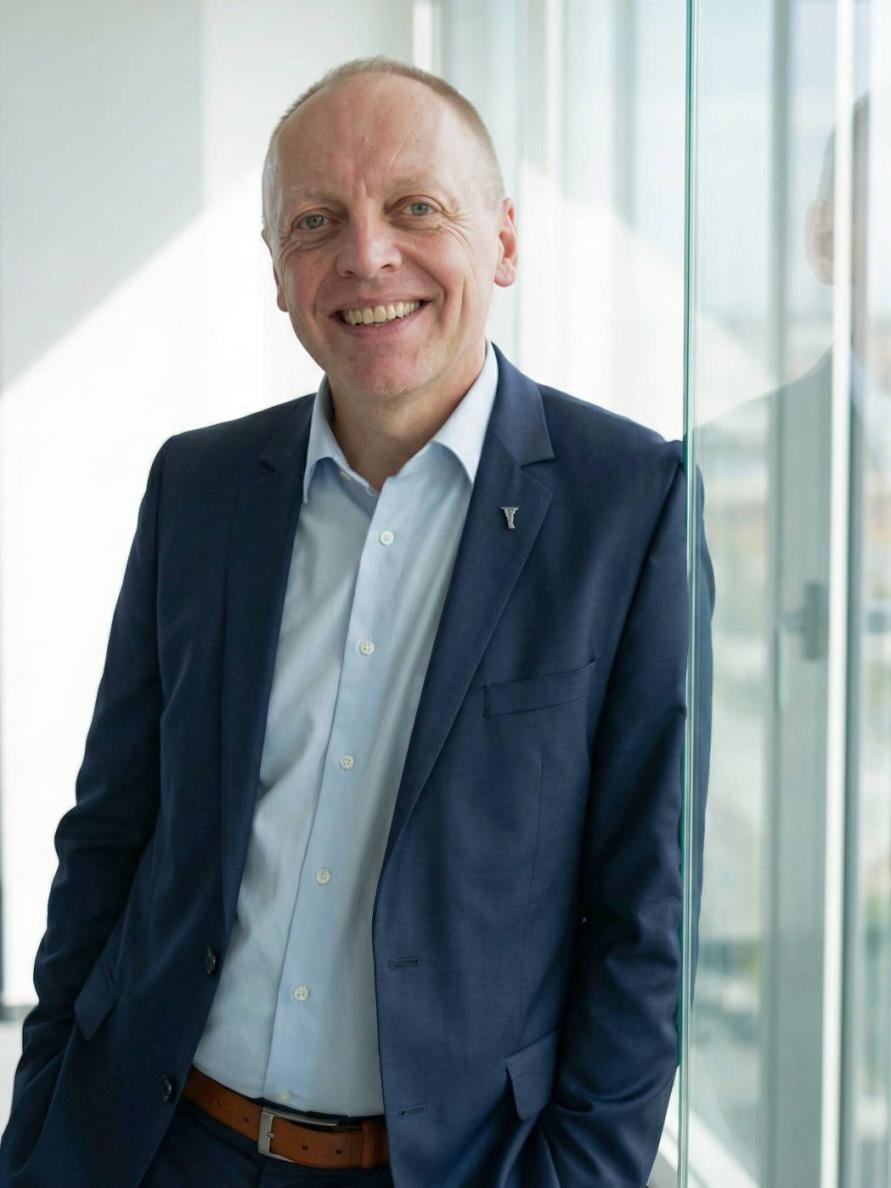 SHU_Stehend_Anlehnend an Glas_DxO